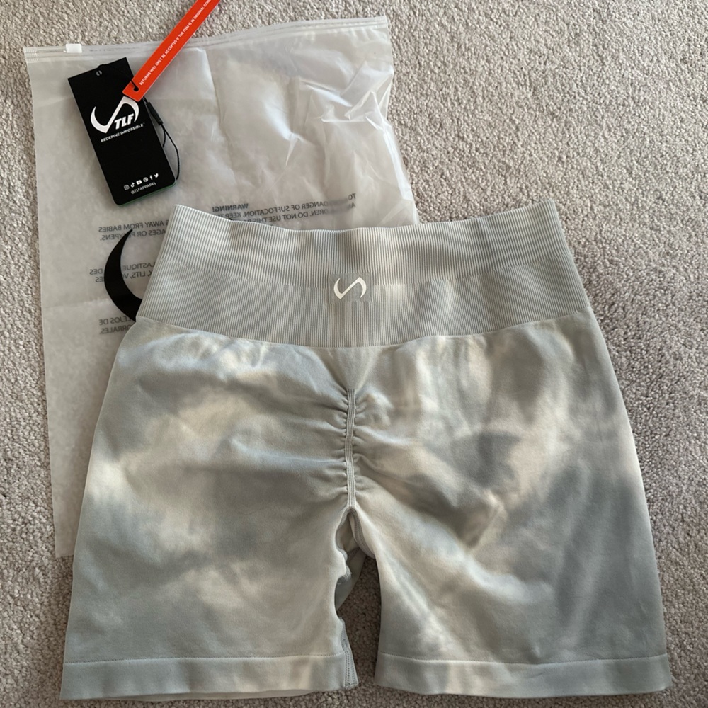 Cosmic Seamless Scrunch Butt Shorts
Supernova Gray / M